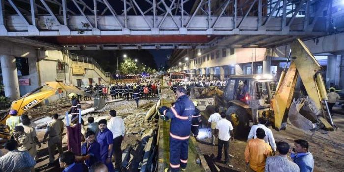 मुंबई में ब्रिज हादसे के बाद की तस्वीर (तस्वीर-PTI)