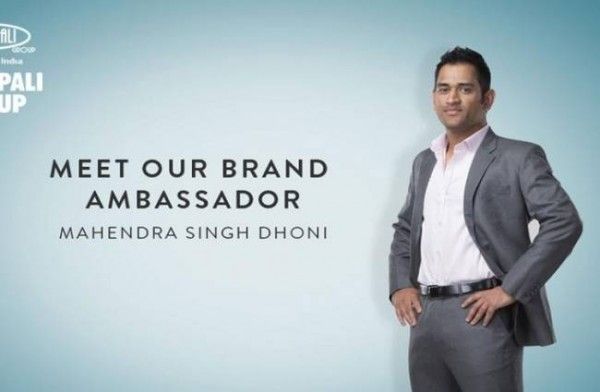 भारतीय टीम के तब के कप्तान महेंद्र सिंह धोनी को आम्रपाली समूह ने अपना ब्रैंड अंबेस्डर बनाया था. फाइल फोटो. 