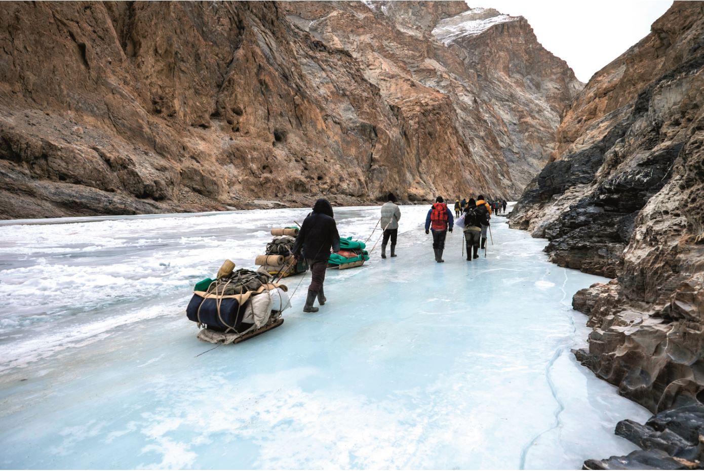 चादर ट्रेक भारत के सबसे रोमांचक ट्रेकिंग रूट में से एक है जो सिर्फ सर्दियों में ही किया जाता है.