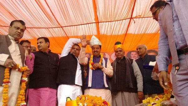 यूपी के डिप्टी सीएम केशव प्रसाद मौर्य को मुकुट पहनाते राजेंद्र सिंह.