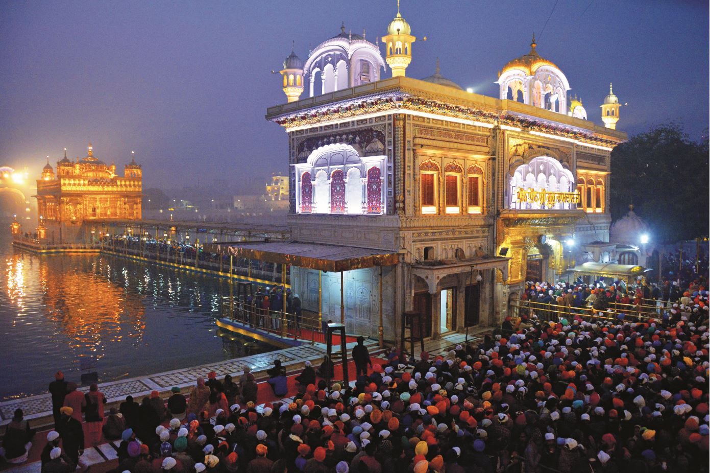 स्‍वर्ण मंदिर एक सरोवर के बीच में बना हुआ है . इसे श्री दरबार साहिब भी कहा जाता है.