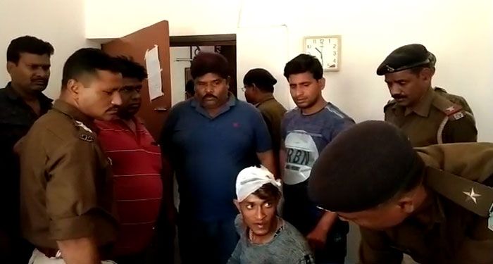 जिसके सिर पर पट्टी बंधी है, वो दानिश है. वो पुलिस को अपना बयान दे रहा है (फोटो: नीरज कुमार, इंडिया टुडे)