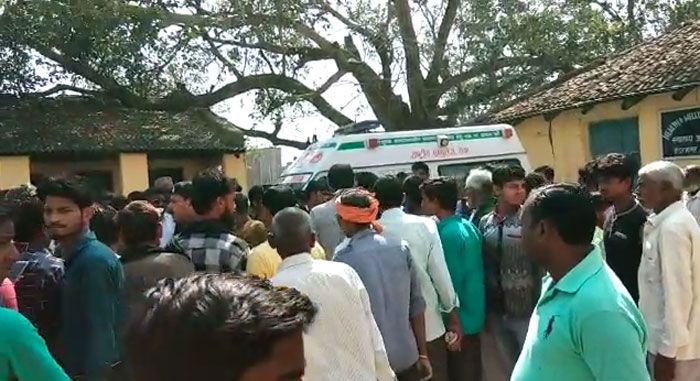 ये अस्पताल के बाहर की तस्वीर है. दानिश और वकील के गांववाले जमा हैं (फोटो: नीरज कुमार, इंडिया टुडे)