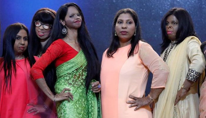 ये 2018 के विमिन्स डे की फोटो है. ठाणे में हुए एक फैशन-शो की. इसमें एसिड अटैक सर्वाइवर्स ने शिरकत की थी. हरी साड़ी में जो दिख रही हैं, वो हैं लक्ष्मी (फोटो: रॉयटर्स)
