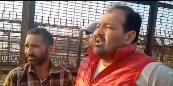 गुंडों से छुड़ाने की कोशिश करने वाले जफ़र.