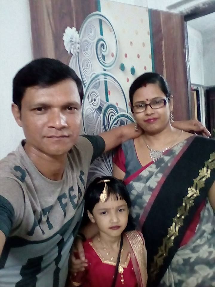 पत्नी मिता और बच्ची के साथ बबलू संत्रा