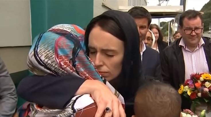 हमले में मारे गए लोगों के परिवार से मिलती प्रधानमंत्री