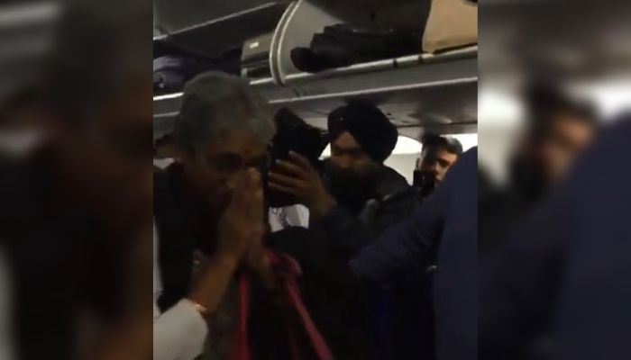 अभिनंदन के घरवालों का लोगों ने ताली बजाकर अभिनंदन किया