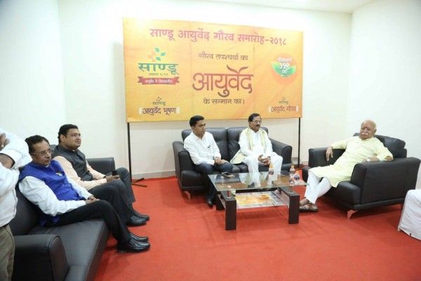 प्रमोद सावंत आरएसएस के रास्ते भाजपा में आए. संघ प्रमुख मोहन भागवत के साथ प्रमोद सावंत. फोटो साभार फेसबुक. 