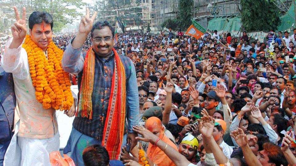 त्रिपुरा चुनाव में जीत का जश्न मनाते हुए बिप्लव देब और राम माधव 
