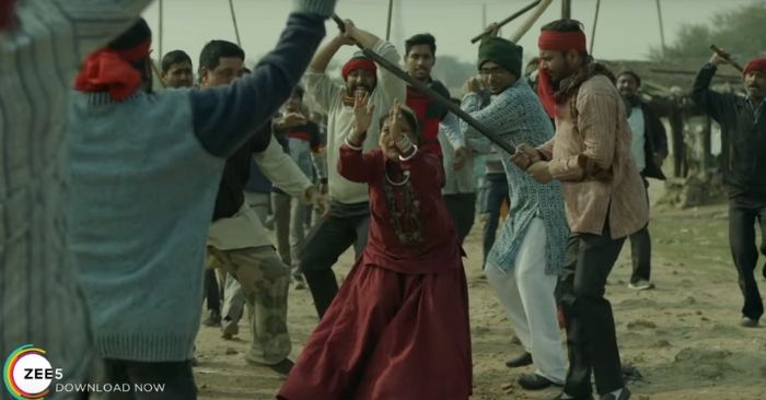 'अभय' के ट्रेलर का एक सीन. इस सीरीज़ में गांव वगैरह में डायन-चुड़ैल बताकर महिलाओं को जान से मार दिए जाने वाली घटनाओं का भी ज़िक्र होगा.