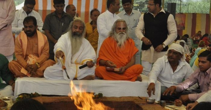 कुछ समय पहले अखाड़ा परिषद ने आचार्य प्रमोद कृष्णम फर्जी संतों की सूची में डाल दिया था.