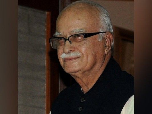 विपक्ष का कहना है कि आडवाणी ने मोदी-शाह को आइना दिखाया है. भाजापा बुजुर्गों का सम्मान नहीं करती.