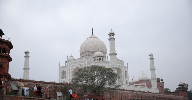 जानकार कहते हैं कि यमुना में गंदगी और पानी की कमी की वजह से ताजमहल को भी नुकसान हो रहा है