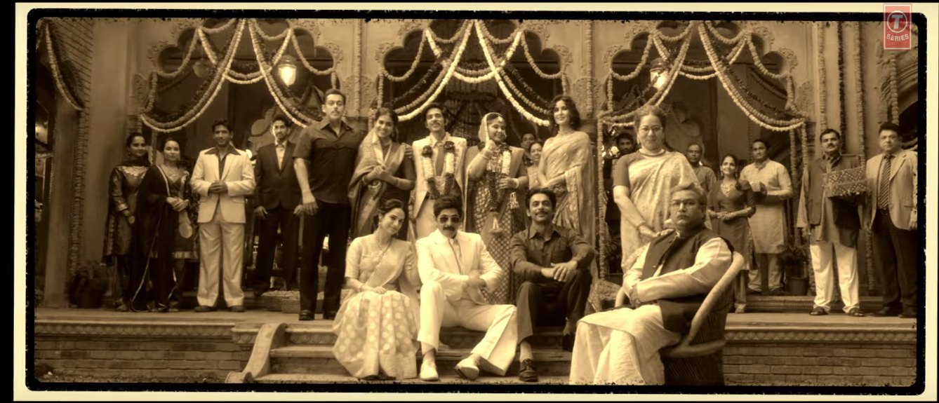 ये 'भारत' की फैमिली फोटो टाइप लग रही है, जिसमें फिल्म से जुड़े तकरीबन सारे किरदार दिखाई दे रहे हैं.