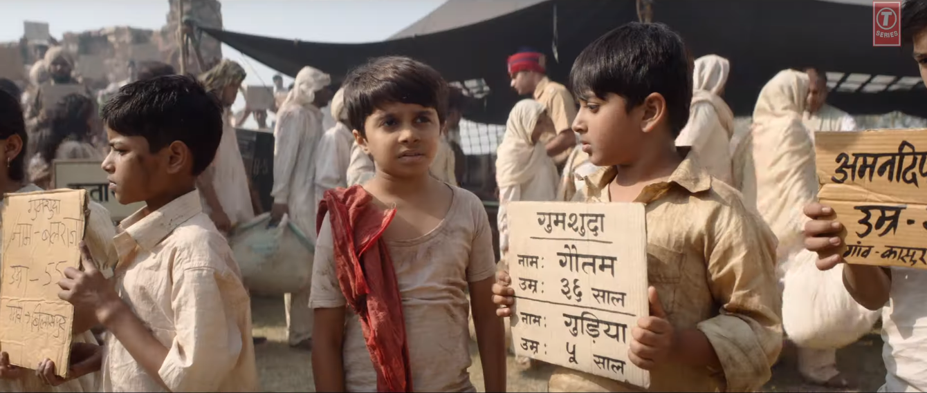 अपनी बहन को ढंढ़ने के लिए रिफ्यूज़ी कैंपों के चक्कर लगाता सलमान का बचपन का कैरेक्टर साथ में एक और बच्चा दिख रहा है, जो शायद सुनील ग्रोवर हो सकते हैं.