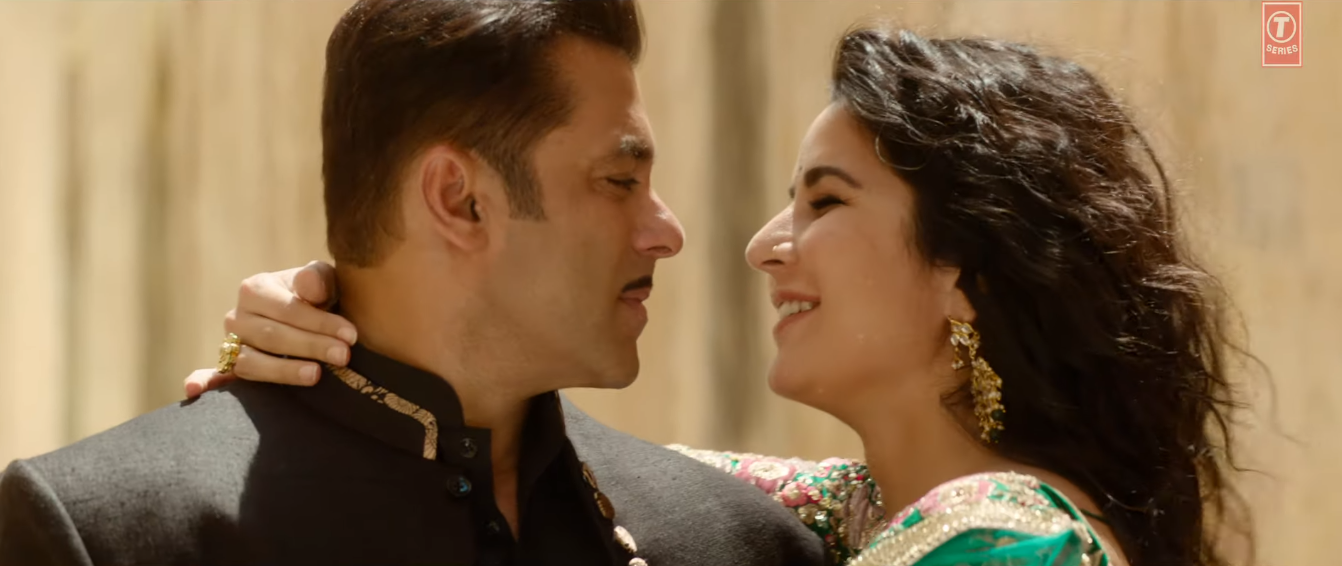 फिल्म की शूटिंग शुरू होने के कुछ ही दिन फिल्म के सेट सलमान खान और कटरीना कैफ की इसी कॉस्ट्यूम में एक तस्वीर आई थी. ट्रेलर देखने पर पता चलता है कि वो एक रोमैंटिक गाने का सीन है.