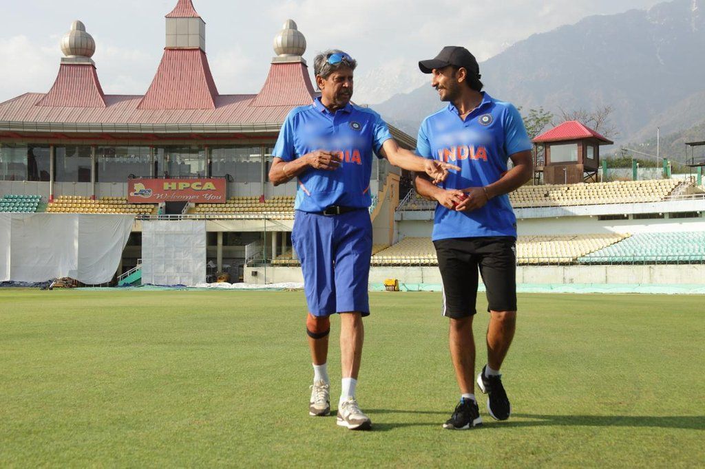 धर्मशाला में रणवीर सिंह कपिल देव का उस समय का थॉट प्रोसेस और मैनरिज़्म समझने के लिए उनके साथ ज़्यादा समय बीता रहे हैं.