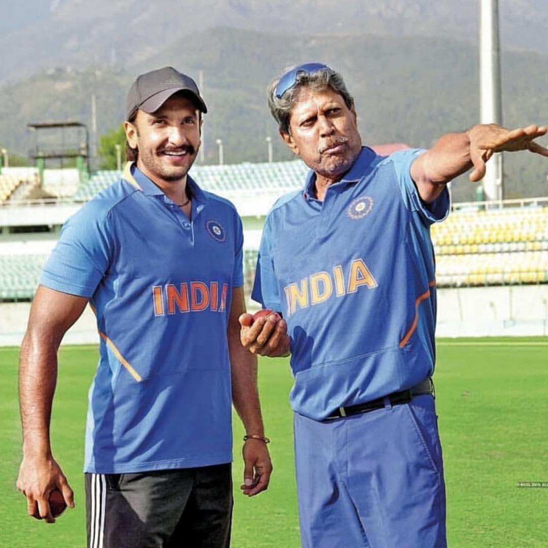 रणवीर सिंह को फील्ड पर कुछ समझाते कपिल देव और आंखों में सारी खुशी बटोर रणवीर सिंह उसे पूरी तल्लीनता के साथ सुन रहे हैं.