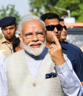 23 अप्रैल, 2019 को वोट देने के तुरंत बाद.