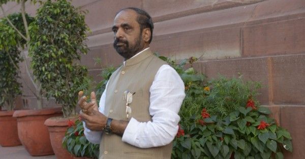 आमदनी कम होने की वजह के बारे में हंसराज अहीर ने खुद ही बता दिया है.
