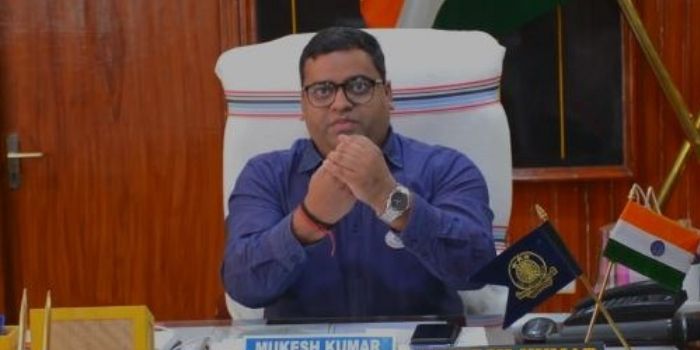 डीसी मुकेश कुमार ने मूक-बधिरों को जागरूक करने के लिए साइन लैंगवेज सीखी.