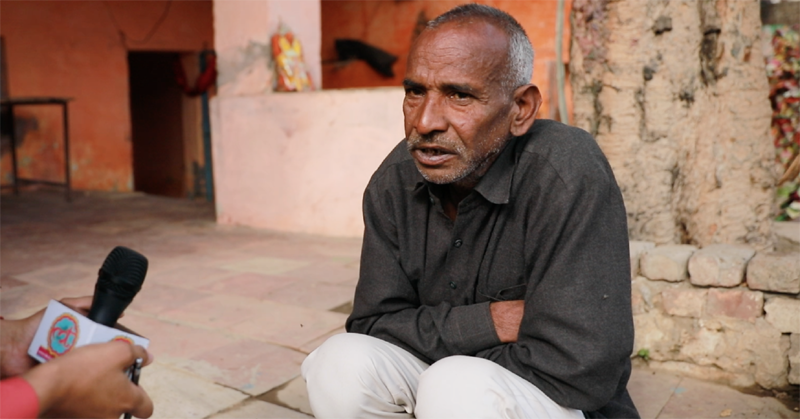 ये बुजुर्ग उसी आंगन में बैठे हैं जिसके सामने वाली रोड को स्मार्ट रोड बनाना है