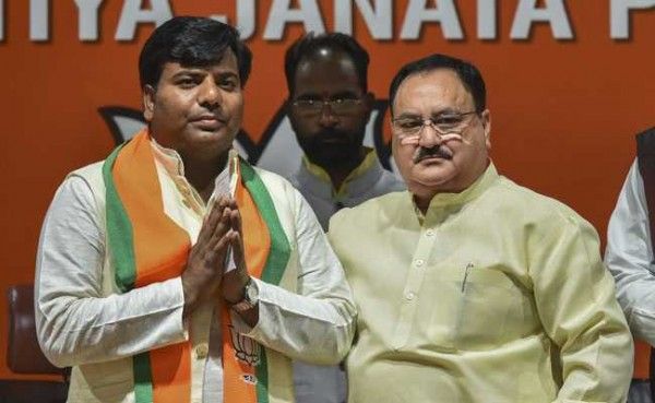 भाजपा महासचिव जे.पी. नड्डा के साथ प्रवीण निषाद.