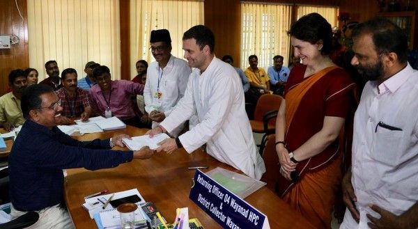 रिटर्निंग ऑफिसर को नामांकन सौंपते राहुल.