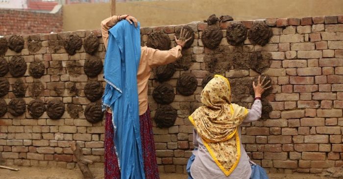 अब तक फिल्म की जितनी भी तस्वीरें बाहर आई थीं, सबमें तापसी और भूमि का चेहरा छुपाकर रखा गया था.