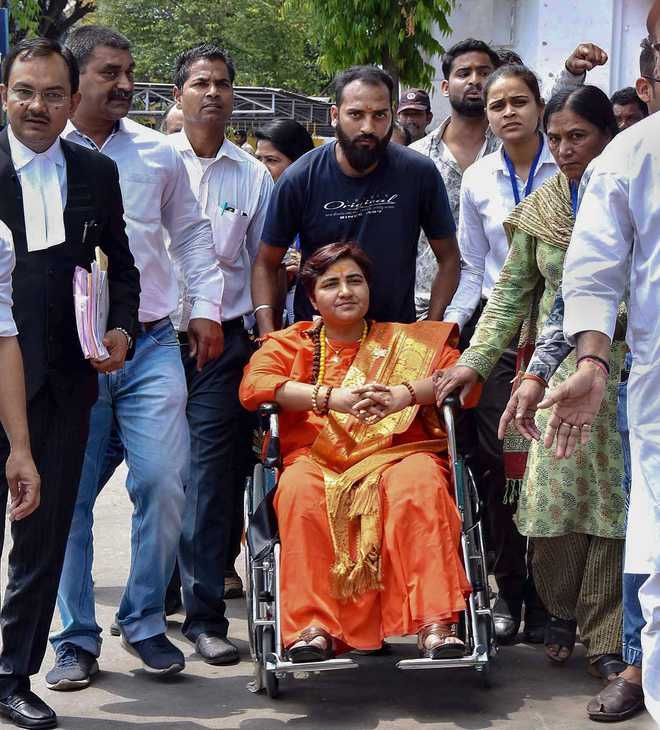 नॉमिनेशन के वक्त भोपाल में कलेक्ट्रेट ऑफिस जाती हुईं साध्वी प्रज्ञा ठाकुर