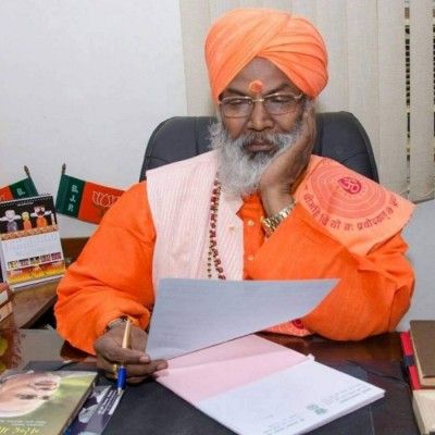 साक्षी महराज की वोटों के लिए धमकी में कोई दम नजर नहीं आता. (फोटो- फेसबुक)