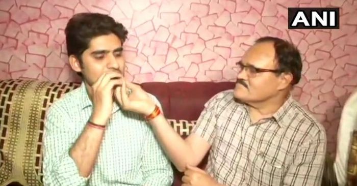 रिजल्ट आने के बाद पापा के हाथ से मिठाई खाते कनिष्क कटारिया.