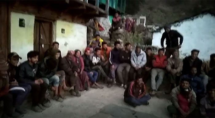 गांव के लोग बहिष्कार के समर्थन में नारेबाजी करते हुए