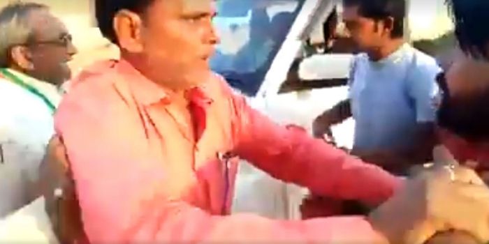 लोगों ने विधायक काली प्रसाद पर गाली देने का भी आरोप लगाया. (तस्वीर- वीडियो ग्रैब)