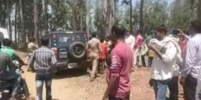 पुलिस को अर्धनग्न अवस्था में बच्ची की लाश मिली.