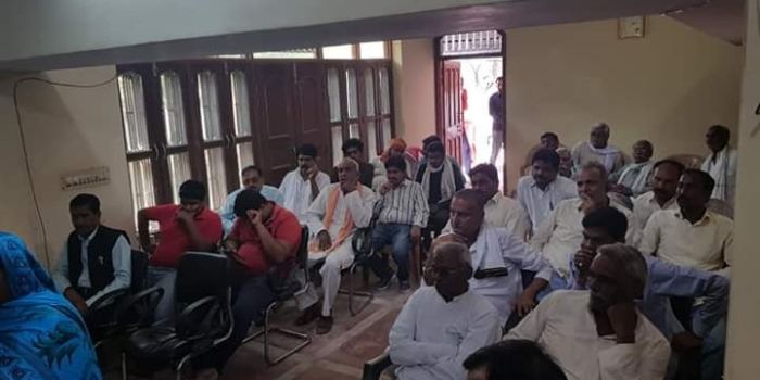 विधायक अशोक सिंह चंदेल ने घर में जनता दरबार लगाया.