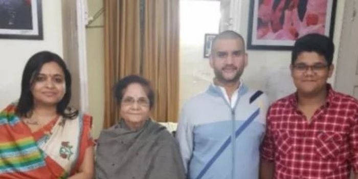 रोहित शेखर अपने परिवार के साथ. (फाइल फोटो)