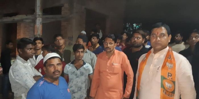 लोनी विधायक खुद ही दल-बल के साथ पहुंचकर दुकानें बंद करवाने लगे. (तस्वीर- नंद किशोर गुर्जर, फेसबुक)