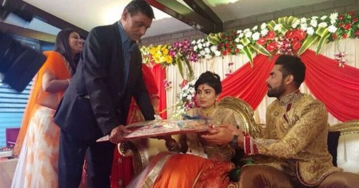 ये जडेजा की शादी की तस्वीर है. जिसमें पूरा परिवार दिख रहा है.