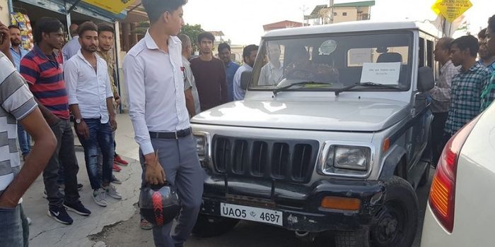 टिहरी लोकसभा सीट पर चुनाव आयोग की इसी गाड़ी में बीजेपी की टोपी मिली, जिसके बाद कांग्रेस के प्रत्याशी भड़क गए.