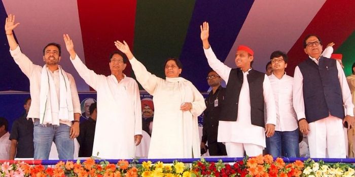 रैली के दौरान मंच पर गठबंधन के सभी बड़े नेता मौजूद रहे.