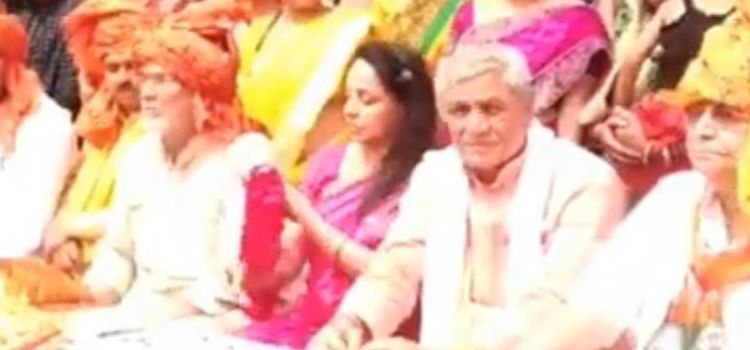 हेमा मालिनी के पहुंचने से पहले आयोजकों ने डांस बंद करवा दिया.