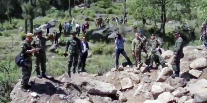 मीडिया विज़िट के दौरान पाकिस्तानी आर्मी लगातार मीडिया पर नज़र रखे हुई थी.