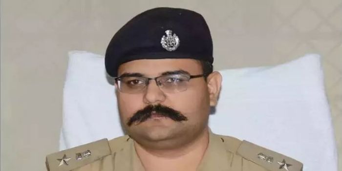 नोएडा के एसएसपी वैभव कृष्ण ने ज़ोया के घर जाकर तलाशी ली.