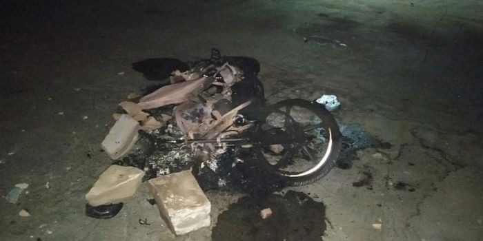 पत्थरबाज़ी के बाद भीड़ ने कई बाईक और गाड़ियों में आग लगा दी. (तस्वीर- वीडियो ग्रैब)