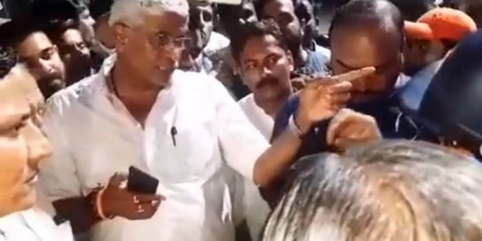 सूरसागर थाने पर भीड़ जमा होकर गिरफ्तार किए गए लोगों को छोड़ने की मांग करने लगी. (तस्वीर- वीडियो ग्रैब)