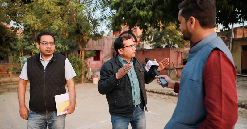 बाईं तरफ दाराशॉ के टीम लीडर विनोद गर्ग, दाईं तरफ स्मार्ट स्कूल प्रॉजक्ट से जुड़े इंजीनियर संजय उपाध्याय