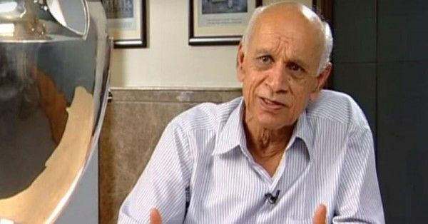 बापू नादकर्णी की कंजूसी भरी गेंदबाजी के किस्से आज भी मशहूर हैं.(फोटो: यूट्यूब स्क्रीनग्रैब)