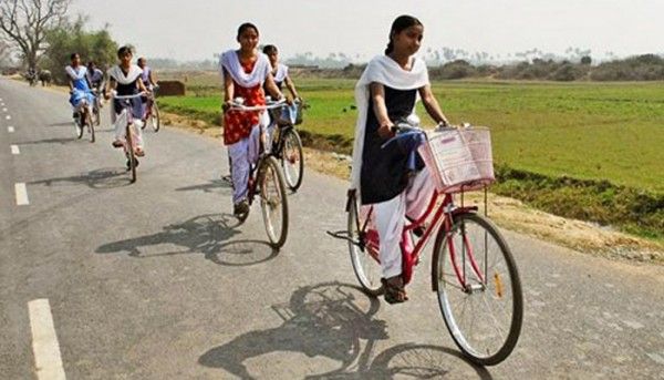 गांवों में प्राइमरी स्कूल तो मिल जाते हैं. पर पिछड़े इलाकों में सीनियर स्कूल कई गांवों में एक ही होता है. ऐसे में ये लड़कियां साइकल से अपने भविष्य की ओर बढ़ रही हैं. आज से नहीं, कई साल से.
